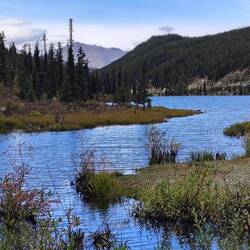 Summit Lake auf Rd. 1200 m Höhe mit angrenzenden campground
