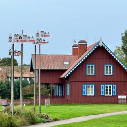 Typisches Haus mit Familienstammbäumen.