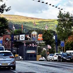 Auf britischer Seite in der Shankill Road alles sehr patriotisch