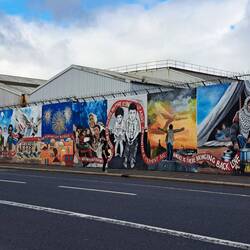 Flächen entlang der Wege werden genutzt, um Aufmerksamkeit für andere Konflikte zu bekommen