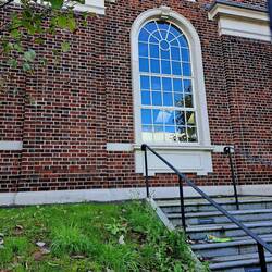 Etliche Einschusslöcher in den Wänden dieser Schule zeigen, dass auch Kinder nicht sicher waren