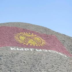 Die kirgisische Flagge an einem Hügel