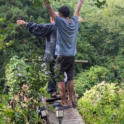 Der Mönch und Godwyn winken