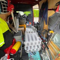 Der Crafter vollgepackt mit Segelutensilien und Spielzeugen