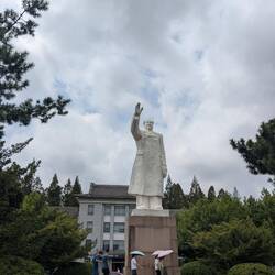 Die Statue von Mao Zedong ist der Mittelpunkt der Universität