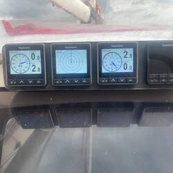 Die Anzeigen montiert und angeschlossen. AIS funktioniert aber noch nicht