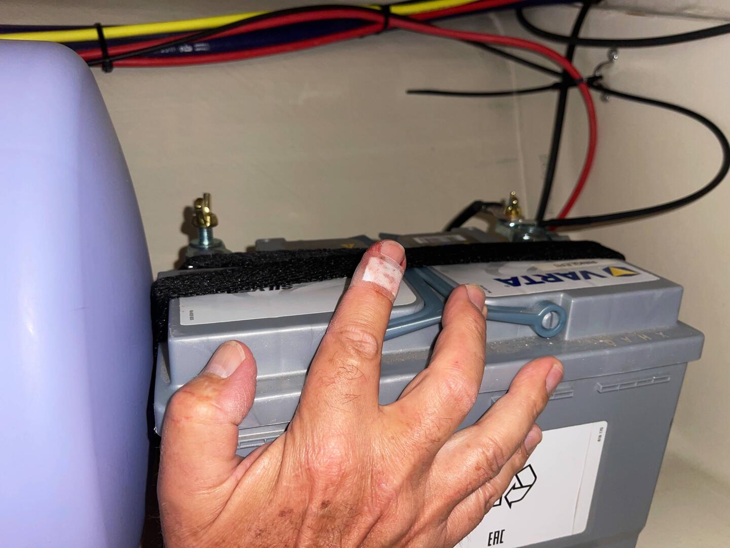Schlimmer Finger! Beim Aufbohren der Batteriebefestigung wickelte es den um die Bohrmaschine. AUTSCH