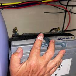 Schlimmer Finger! Beim Aufbohren der Batteriebefestigung wickelte es den um die Bohrmaschine. AUTSCH