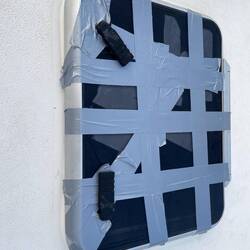 Die kaputte Luke notdürftig geflickt