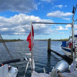 Blick gen Osten zur engen Hafenausfahrt