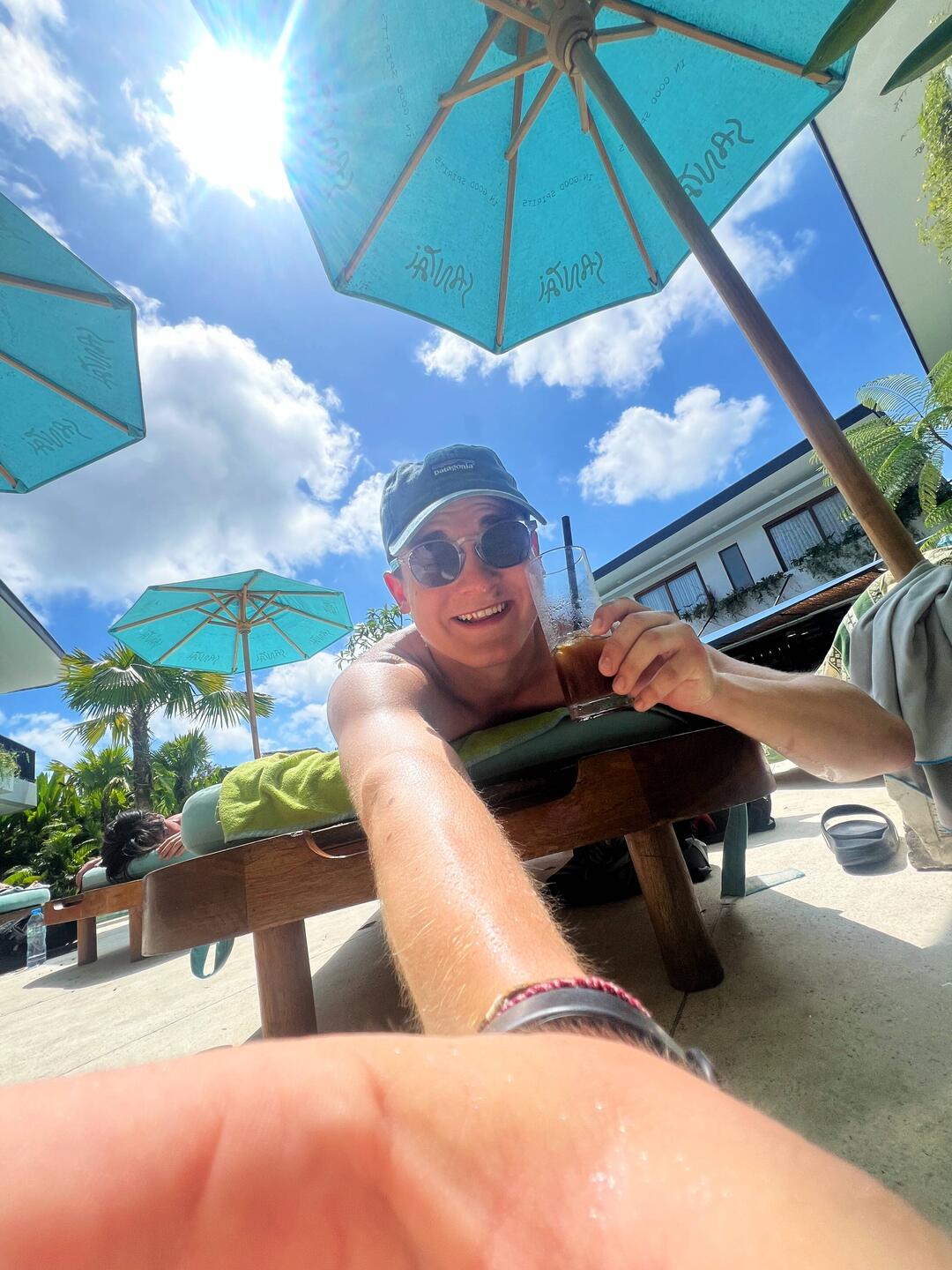 Ich am Pool mit gratis Kaffee