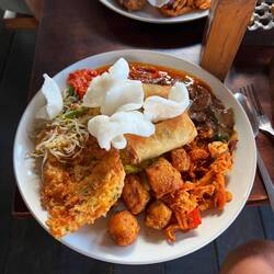 Essen beim indonesischen Buffet!