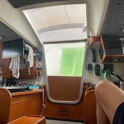 Gut geschützt vor dem Regen in der Kajüte