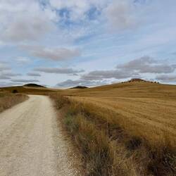 Meseta kurz vor Boadilla del Camino mit Kegelbergen