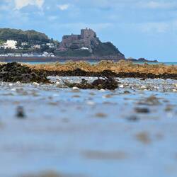 Blick zum Mont Orgueil Castle