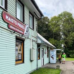 ... der kam hier. Schmeckt ganz gut. Automaten sind überall im Land zu finden.