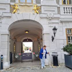 Brigitte unter Schlosstor