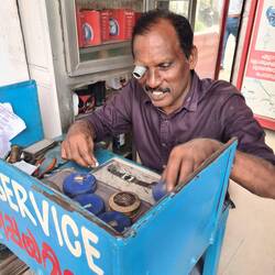 Der Uhrmacher lies sich gerne bei der Arbeit zuschauen