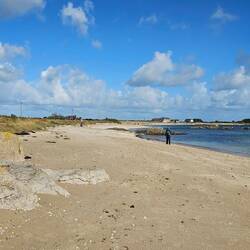 300 m weiter gibt es noch einen schöneren Strand 👙.