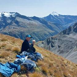 Frokostpause. Glacier de Charbonnel til højre og toppen l'Albaron (3.637 m.) til venstre