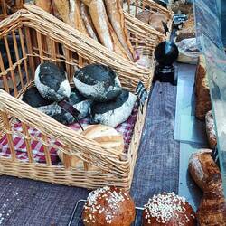 Schwarzes Tintenfisch -Brot