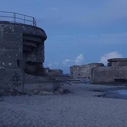 Bunkeranlagen bei Nacht