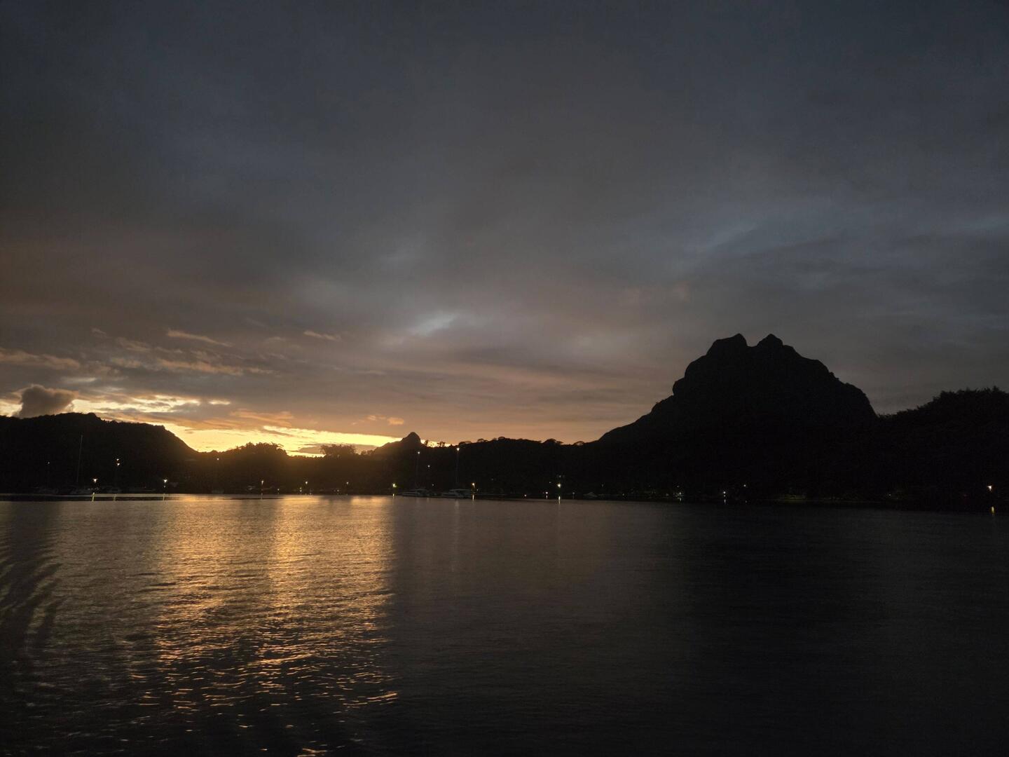 Il est 5 h. Bora Bora dort encore.