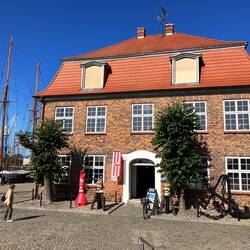das Baumhaus. Hafenwächter haben hier jeweils zum Schliessen des Hafens eine Baumkette übers Wasser