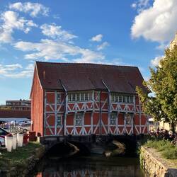 Grubenhaus, windschief und früher zur Qualitätsprüf. angelieferter Weine
