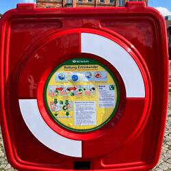 Posten zur Rettung Ertrinkender mit Anleitung zum Vorgehen