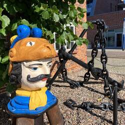 gezogen. Soldatenköpfe, die früher über Eingangstüren hingen (Haus Alter Schwede)