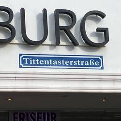 Weil Strassenschilder immer wieder gestohlen wurden, ist der Strassenname aufgemalt