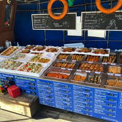 Gleich noch ein Fischbrötchen (Bismarckbrötchen) gegessen. Ist ja schon Mittag