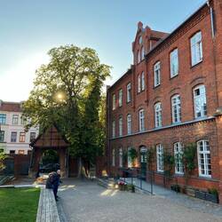 Hof vor SOKO Wismar Polizeiposten. Hier fahren jeweils 🚓 vor