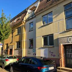 Wismarer Plattenbau im Kleinformat. Auch immer Filmkulisse, wie viele andere Orte, auch leerstehende