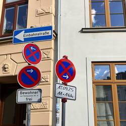 Ab nä Woche laufen wieder bis Nov. Dreharbeiten f. 8 Folgen. Deshalb Halteverbot zugestellt: Drehort