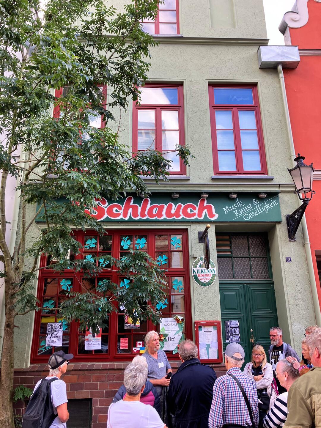 Baulücke (ehem. Strasse) im 17. Jh. mit Hausbau geschlossen. Heute Bar 5m breit, 27m tief