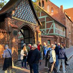 durch dieses Tor, oft auch mit Lackschäden😉