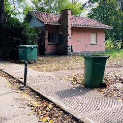 Casas fantasmales junto al mar, recuerdos de un balneario obrero hoy en ruinas.