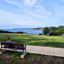 Tomando la cerveza del descanso del Chofer