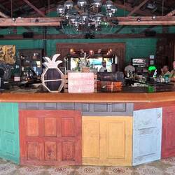 Le bar cubain typique, immense, central, ouvert sur la rue, et avec charpente apparente