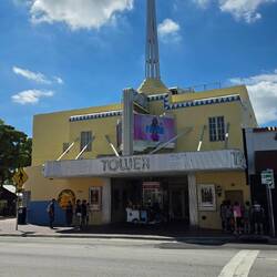 Le Tower Theater, lieu mythique où les cubains fuyant Castro ont dormi plusieurs semaines