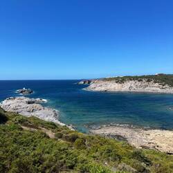 Unsere Campingplatz-Bucht von oben