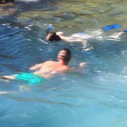 Auf Tauchstation. Dort geht es steil runter, einfach ein Loch.