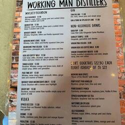 Destillerie 2020 gestartet in altem Lagerhaus! Schön hergerichtet und interessante Drinks.