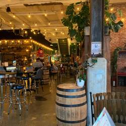 Ein Stellplatz für eine Nacht, er kostet nichts. Es ist eine Destillery und natürlich gehen wir rein