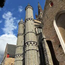 Es gibt mehrere große Kirchen