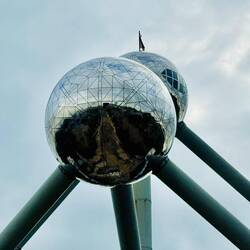 Die Fassade ist aus Edelstahl