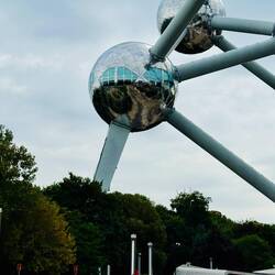 In einigen Kugeln sind Ausstellungen