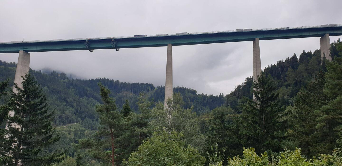 LKW-Stau auf der Europbrücke der Brennerautobahn